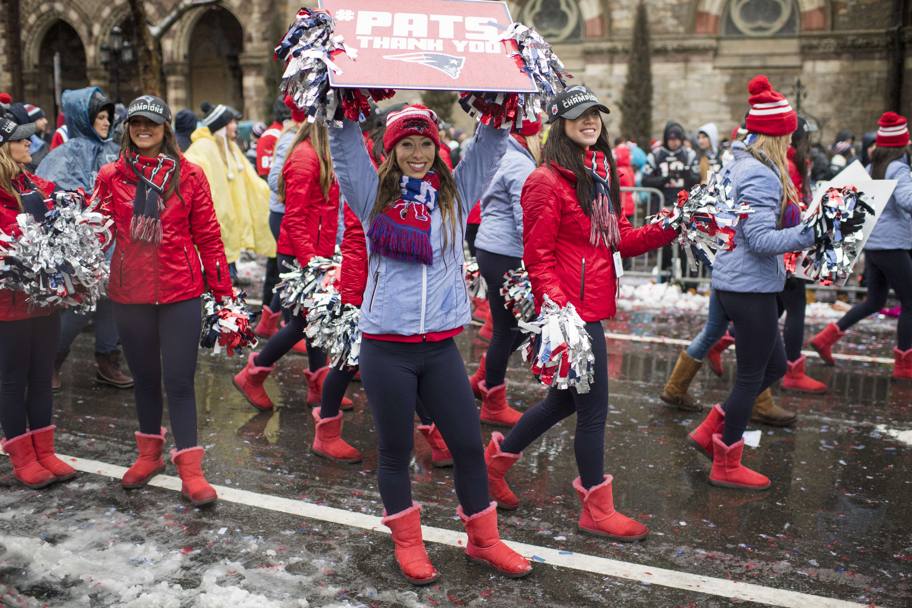 E anche le cheerleader hanno il loro momento di gloria nella parata di Boston. Certo che, sotto la neve, cambiano molte cose... Afp